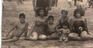Férias em Santos. Em pé, o pai, João Dip. Da esquerda para a direita: o irmão Reinaldo, a irmã Raquel Tereza, o irmão Rubens, a mãe Adélia, com a irmã Rosali no colo, e Ruth.