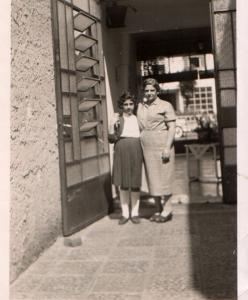 A irmã Rosali com a mãe Adélia, na casa da Rua Pará, em Higienópolis.