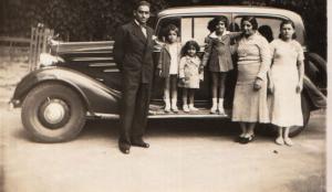 Férias em Lindoia. Da esquerda para a direita: o pai João, Ruth, Reinaldo, Raquel, a mãe Adélia e a babá da família em frente ao automóvel.