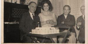 Festa de um ano de casamento de Ruth. Da esquerda para a direita: o esposo Antônio, Ruth, o sobrinho Newton e Dr. Lacombe, médico obstetra.