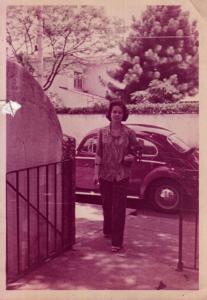 Márcia entrando em casa, o Fusca ao fundo era de sua mãe, Tina.