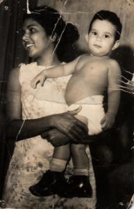 Mãe (Eudócia, apelido Docinha) de Fernando com ele no colo, com 1 ano e meio de idade