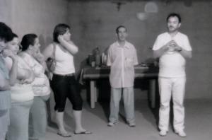 Vânia com moradores em reunião da Associação de Moradores do Jd. Oratório, feita na casa de Aparecida, moradora do bairro. À direita, Moacir (presidente da associação Amigos do Jd. Oratório) e Dr. Cincinato (médico e vereador).