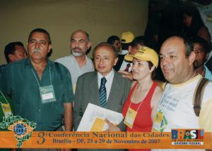 Foto feita na 3a Conferência Nacional das Cidades. Da esq. para a dir.: Jovenildo (ADHAB/Prefeitura de Mauá), Manuel (idem), o ministro Márcio fortes, Vânia e Lourival (sindicato).