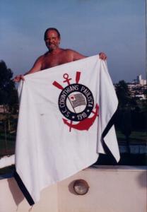 Vicente com a bandeira do Corinthians celebrando o Campeonato Paulista e Copa do Brasil de 1995