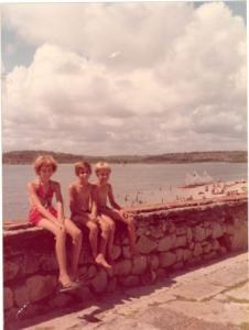 Os três filhos do primeiro casamento de Euro, na praia do Forte Orange