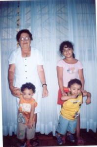 Ao lado da avó, os três netos, frutos do segundo casamento de Euro