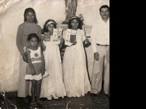 Foto da primeira comunhão de Antônio e Maria do Carmo, irmãs mais velhas. Da esq. para a dir.: Josefa (mãe), Antonia e Maria do Carmo (irmãs), Eleno Júlio (pai) e Maria está na frente de sua mãe. Igreja do bairro Americanópolis