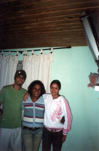 Da esq. para a dir.: Willian, Maria e Caroline em sua casa.
