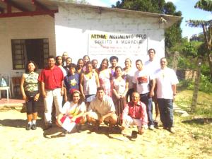 Coordenação de Fundação do MDM (Movimento pelo Direito a Moradia) na sede de Americanópolis. Nesse terreno pretendem construir apartamentos. Nilda, a coordenadora geral do MDM está em pé, a frente, é a terceira da direita para a esquerda.