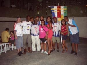 Aniversário de 26 anos do Bloco Grêmio Recreativo Unidos do Pé Grande, do qual Maria é uma das diretoras. A festa aconteceu na Associação de Moradores da Vila Franca, mas o bloco fica no bairro Americanópolis. Da esq. para a dir.: Alexandre, Dudu (mestre de bateria), José Benedito Alves ( um dos fundadores do bloco e presidente de honra), Maria, Elizangela (Miss Simpatia), Fran (diretor), Gilma (porta estandarte) e Caio (harmonia). Atrás estão um desconhecido, Chiquinho e Geraldo (harmonia).