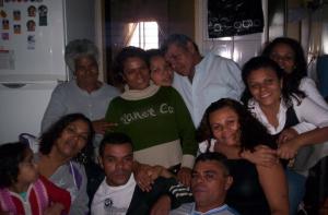 Família reunida na casa da mãe de Maria. Acima (da esq. para a dir.): Josefa (mãe), Maria, Cristiane (cunhada), Eleno (pai), Maria do Carmo (irmã), Antonia (irmã) e Socorro (irmã). Abaixo: Ana Paula (sobrinha), Edileusa (irmã), Givanildo (irmão mais novo) e Manoel (irmão mais velho).