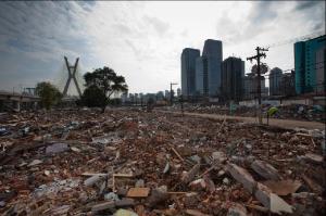 Favela Jardim Edite demolida. Ao fundo, a ponte Estaiada.