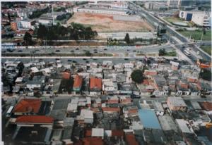 Casas da favela do Jardim Edite na Avenida Jornalista Roberto Marinho. No canto superior direito, o complexo de estúdios da Rede Globo de Televisão.