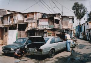 Rua da favela do Jardim Edite onde se encontra uma borracharia.