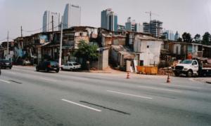 Favela do Jardim Edite vista a partir da Avenida Jornalista Roberto Marinho.