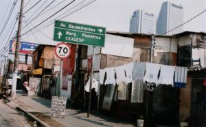 Casas da favela do Jardim Edite. Ao fundo, o Hotel Hilton.
