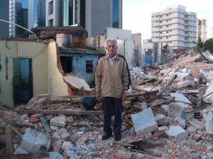 Gerôncio sobre os destroços da demolição do Jardim Edite.