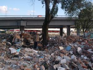 Gerôncio sobre os destroços da demolição do Jardim Edite.