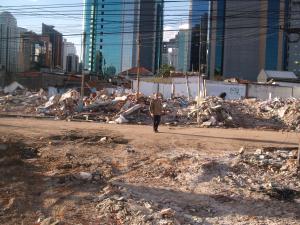 Gerôncio caminhando entre os destroços da demolição do Jardim Edite.
