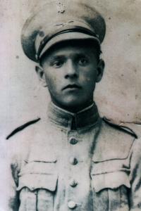 Firmino dos Santos Rodrigues (pai de Cesário) com o uniforme do exército em Portugal. Trabalhava na cidade de Lamego, vizinha à cidade onde moravam, que era muito pequena para ter exército.