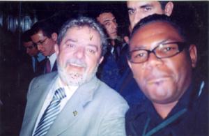 Eduardo em encontro com o presidente Lula, seis meses depois de sua posse. Eduardo representou os movimentos sociais no encontro do Ministério das Cidades. O presidente mandou chamá-lo e ficaram amigos.