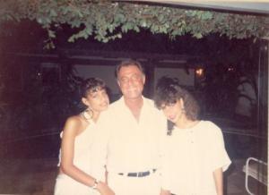 Denise (irmã), Antônio (pai) e Clarissa comemoram o Réveillon.