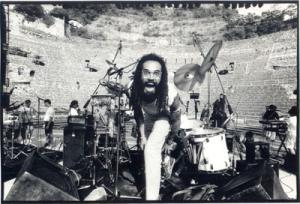 Evaldo posa para a foto em frente à sua bateria no Festival de Lyon na França, posteriormente a foto virou cartão postal do evento.