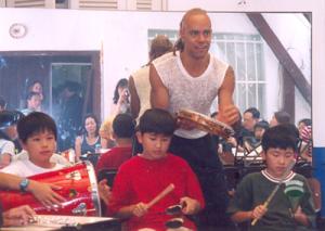 Evaldo entre seus alunos do curso de percussão que ele ministra na Sanwa School, uma escola para estrangeiros