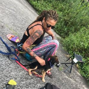 Cíntia e Wesley seguiam para a Pedreira da Fênix, em Rio Grande da Serra, quando o destino se apresentou. Ao passar por um ponto de ônibus, Wesley percebeu uma caixa de papelão com um filhote dentro. Voltaram, e lá estava ela: pretinha, frágil, mas cheia de vida. A pequena se aproximou e os abraçou, como se já soubesse que aqueles seriam seus humanos. Levaram-na para casa, improvisaram com ração de gato e cuidaram dela. Desde aquele fim de semana, Fênix não foi apenas adotada: foi ela quem os adotou.