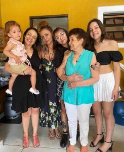 Cíntia rodeada pelas mulheres da sua vida: a mãe Avani, a irmã Ana Paula, a filha Naiara, a sobrinha e a neta Maria Luiza. Para ela, estar cercada por essas presenças femininas é o que há de mais valioso. Aos 45 anos, fez um voto: viver apenas entre pessoas e lugares que lhe tragam amor e felicidade. Desde então, escolhe se rodear dessas mulheres, que são força, ternura e companheiras de jornada.