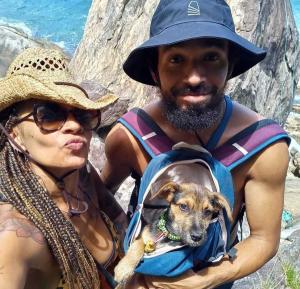 Na fotografia, Fênix ainda bebê aparece em passeio com Cíntia e Wesley, no Esconderijo do Ishigami, no Guarujá. Desde o início, ela esteve presente em cada jornada, tornando-se parte inseparável da vida deles. Hoje, mesmo com a guarda compartilhada, Fênix continua sendo parceira fiel: uma semana com Wesley, outra com Cíntia, sempre cercada de afeto. A imagem guarda esse sentido profundo, não apenas um passeio, mas o início de uma história de amor e companheirismo que segue viva.