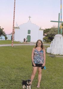 No famoso Quadrado de Trancoso, Sandra caminha acompanhada de Dean durante a viagem realizada em julho de 2025 para celebrar a aposentadoria de Vagner. O espaço histórico serve de cenário para um momento de vínculo familiar e laço com o amigo de quatro patas.