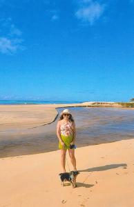 Na Praia dos Nativos, em Trancoso, Sandra e Dean aparecem em um momento de tranquilidade à beira-mar. A fotografia foi feita durante a viagem de comemoração da aposentadoria de Vagner e expressa o ritmo desacelerado dos dias vividos, onde o contato com a natureza e a companhia do cachorro da família tornam-se parte da memória afetiva da família.
