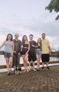 Em Cananéia, durante a Páscoa de 2025, Sandra, Vagner, os filhos Vinícius e Giovana, a namorada do filho, Rafaela, o namorado da filha, Arthur e o cachorro Dean reúnem-se em uma viagem em família. A fotografia valoriza o encontro entre gerações, afetos e presenças.