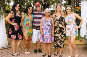 A fotografia reúne Sandra com a família em um almoço comemorativo no restaurante Feijão de Corda, em Interlagos, São Paulo, durante o aniversário de 25 anos de casamento de seus pais, Maurício e Fátima. Estão presentes as irmãs Sabrina e Fabiana, além de Juliana e Sandra. O registro ganha ainda mais valor memorial ao considerar que o pai de Sandra faleceu em 2020, transformando a imagem em um importante testemunho de convivência, celebração e laços familiares.