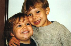 Vinícius e Giovana aparecem ainda pequenos em 2005, durante o aniversário do primo Murilo. Giovana tinha cerca de quatro anos. A fotografia foi registrada por Cíntia, em um momento em que as câmeras digitais ainda eram novidade, possivelmente uma Cybershot. Considerada uma das primeiras imagens digitais das crianças, o registro marca a transição tecnológica na fotografia doméstica e preserva um raro instante da infância dos filhos de Sandra.