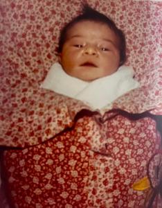 Em março de 1988, Dayana aparece recém-nascida, envolta na delicadeza dos primeiros dias de vida. A imagem registra o início de uma trajetória marcada por afetos, descobertas e pertencimentos, revelando a fragilidade e a potência de um começo.