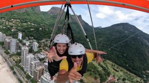 Dayana registra o momento de voo de asa delta, acompanhada por um instrutor. Ela lembra que o rapaz antes do voo falou: “Vamos brincar de passarinho!” E foi para ela um momento inesquecível!