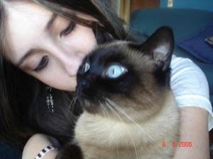 Em uma tarde comum após a escola, Raissa pega a câmera e decide registrar alguns momentos em casa. Samy é colocada em seu colo para a fotografia, feita na sala. O gesto é simples e espontâneo, parte de uma rotina compartilhada. A imagem guarda a naturalidade do convívio, em que o tempo livre se transforma em memória sem a necessidade de um acontecimento especial.