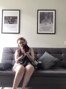 Em março de 2022, na manhã seguinte à primeira noite no novo apartamento, Raissa faz a primeira fotografia dela com Déjà naquele espaço. Ela espera que os móveis essenciais estejam no lugar, especialmente o sofá, para sentir que a casa está pronta para os dois. O registro acontece após alguma insistência, como forma de marcar um momento importante de recomeço e pertencimento.