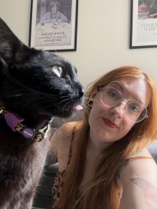 Em dezembro de 2025, após trocar de celular, Raissa senta no chão e passa algum tempo tentando fotografar Déjà para testar a nova câmera. Ao apertar o botão rapidamente, consegue capturar um momento engraçado, em que o gato parece mostrar a língua. A imagem preserva a leveza da brincadeira e a curiosidade técnica misturada ao afeto cotidiano.