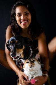 Essa é a primeira e única foto profissional, até o momento, de Rafaela com sua gata e sua cachorra juntas. A imagem a emociona porque a faz lembrar da infância, quando escrevia em seu diário que queria ter um cão, na época sonhava com um York, e também porque sempre desejou ter uma gata tricolor. Mais tarde, quando morou sozinha em um pensionato, chegou a ter uma gata assim, mas precisou devolvê-la ao pet shop. Hoje, com Nala e Mel, essa foto tem ainda mais significado: Nala recebeu o nome por causa do filme favorito de Rafaela, O Rei Leão, e Mel porque ela já teve uma porquinha-da-índia chamada Mel que viveu seis anos com ela. O mais especial é que Rafaela nunca imaginou tirar uma foto profissional com suas companheiras, e isso aconteceu cinco dias após seu aniversário, como um presente inesperado.
