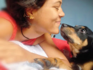 A primeira imagem de Rafaela com sua cachorra Mel foi registrada em 2015, logo após o resgate. Na época, ela estava se separando de um relacionamento e quase deixou a casa onde morava, mas a dona do imóvel a convenceu a ficar, permitindo que tivesse um cachorro. Foi então que Rafaela soube que o filho da senhora maltratava uma cachorra e decidiu buscá-la. Às 19h, acompanhada de amigos, foi até a casa do rapaz, na mesma rua, e trouxe Mel consigo. Surpreendentemente, ao subir a escadaria, a cachorra encontrou o caminho certo até a casa de Rafaela, que deduz que foi guiada pelo cheiro já impregnado no local. Ao entrar, Mel se esticou no colchão no chão e chegou a cheirar os porquinhos-da-índia que Rafaela criava. Nesse momento, Rafaela tirou uma foto, registrando o olhar da cachorra. O nome Mel, embora negado várias vezes como referência à porquinha-da-índia que havia falecido meses antes, acabou se tornando uma ligação afetiva entre as duas histórias, e Rafaela passou a acreditar nessa conexão.