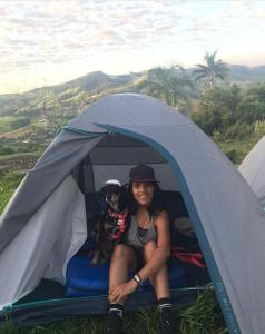 A fotografia foi registrada em dezembro de 2023, em Rio do Peixe, interior de São Paulo, durante o primeiro acampamento de Rafaela, experiência que também foi inédita para Mel, sua fiel companheira de quatro patas. Elas subiram um morro de mata por alguns minutos até chegar ao topo, onde montaram barracas e acenderam uma fogueira. A noite foi difícil, com frio intenso e muitos mosquitos, o que a impediu de dormir. Ainda assim, às três da manhã, Rafaela levantou-se para registrar uma das cenas mais lindas de sua vida: o nascer do sol na colina. Mel se divertiu durante o dia no meio da mata, mas também sofreu com o frio da noite.