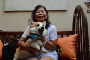 Marina e Toddy compartilham um instante de alegria durante o encontro de cães no bairro Campo Belo, em um Dia das Mães. O olhar atento e o sorriso de ambos revelam a força da amizade entre humanos e animais, refletindo a dedicação de Marina à saúde e ao cuidado, agora estendida também através do trabalho voluntário de Toddy na ONG Terapia Cão Carinho.