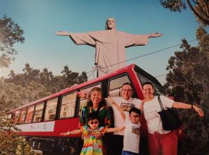 Em setembro de 2023, Marina viveu um passeio turístico especial no Rio de Janeiro. Ao lado de seu esposo Marcelo, da nora Lívia e dos netos Elisa e Daniel, subiram juntos de bondinho até o Corcovado para contemplar o Cristo Redentor. Para as crianças, que ainda não conheciam o Rio, a experiência foi marcada pela animação e pelo encantamento diante da grandiosidade da cidade e da presença dos avós.