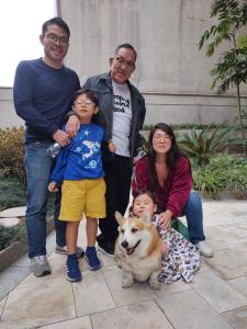 Registro na área externa do apartamento de Marina. Na imagem, Felipe - filho de Marina - aparece com seus filhos Daniel e Elisa, acompanhados por Marcelo, pai de Felipe e avô das crianças, e por Thaís, irmã de Felipe e filha de Marcelo e Marina. No encontro de família, durante o almoço, as crianças desceram para brincar na área de lazer do prédio e registraram esse momento ao lado de Toddy, o corgi que aproveitou para passear.