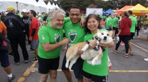 Na região do Ibirapuera, Marina participou da Corrida e Caminhada da Graacc ao lado de seus amigos Ricardo e Gerson, colegas da Escola Paulista de Medicina, e de Toddy, o corgi que a acompanha. Esses encontros tornaram-se tradição, fortalecendo laços de amizade e memória. A fotografia guarda o espírito de solidariedade e reencontro, revelando como a prática esportiva e o vínculo afetivo com o cão se entrelaçam em momentos de celebração da vida.