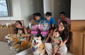Em novembro de 2025, a família se reuniu para celebrar o primeiro aniversário de Isadora, neta de Marina. Na imagem estão os netos Daniel e Elisa, o genro Vicente, a filha Thaís, a pequena aniversariante Isadora e Toddy, o corgi que acompanha tantas memórias familiares.